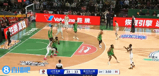 😮疑似乌龙？卡尔顿上篮不中&与奥利弗抢篮板 好像后者捅进补篮